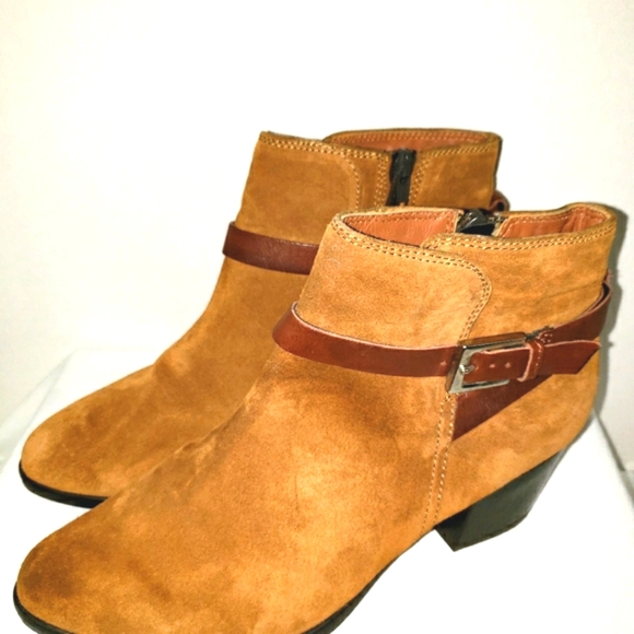 Clarks Narative Brown Suede Bootie 8 M Side Zipper Adjustable Ankle Strap. - Picture 2 of 10